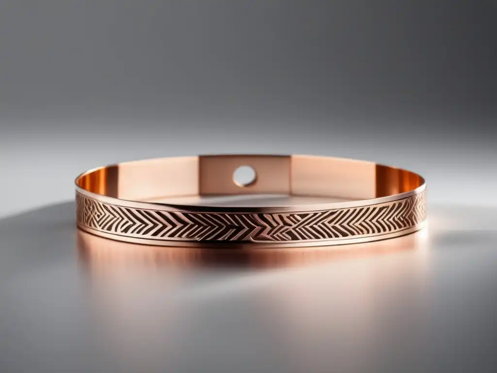 Joyería de cobre en la antigüedad: pulsera de cobre moderna, elegante y minimalista con patrones geométricos grabados