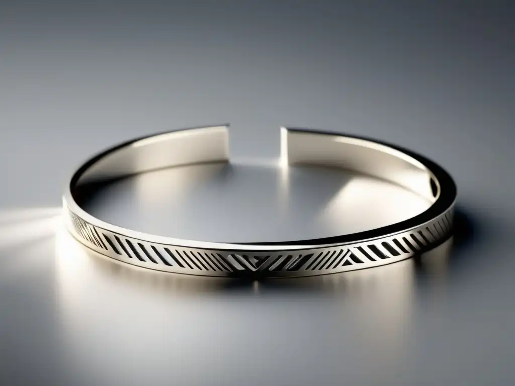 Joyería masculina diseño moderno, pulsera plateada minimalista con patrones geométricos y líneas limpias