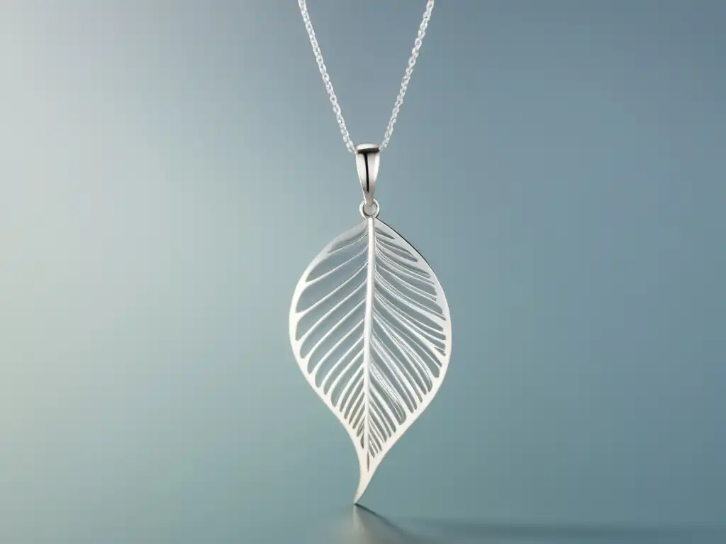 Colgante de plata en forma de hoja, elegante y minimalista Un delicado colgante de plata en forma de hoja con detalles intrincados y bordes delicados