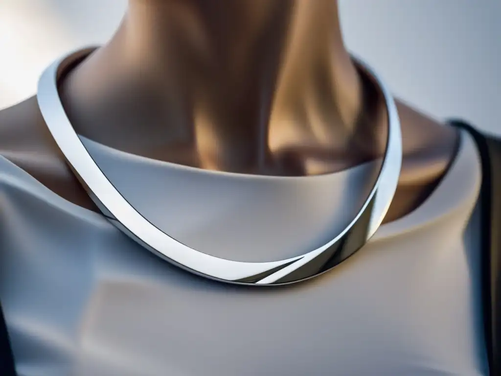 Evolución joyería contemporánea identidad cultural: Collar plata pulida minimalista con formas geométricas