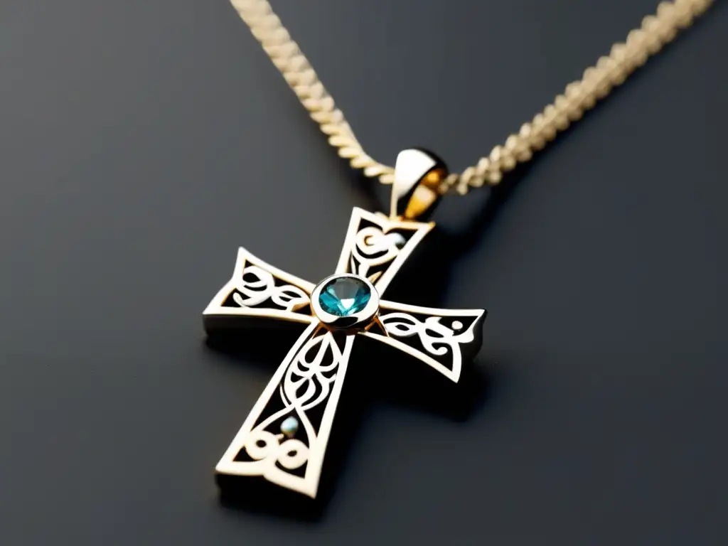 Collar cruzado en plata con detalles exquisitos Joyería de alta gama: Cruz de plata con detalles en gemas y grabados, inspirada en la influencia de la Iglesia