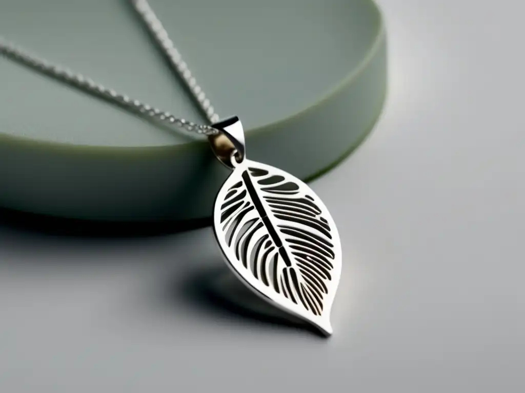 Joyería reciclada y sostenible: evolución contemporánea - Collar plata con colgante en forma de hoja