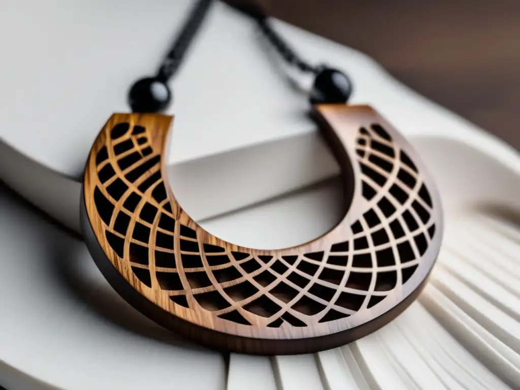 Joyería de madera: Collar artesanal en madera oscura con diseño intrincado y elegante