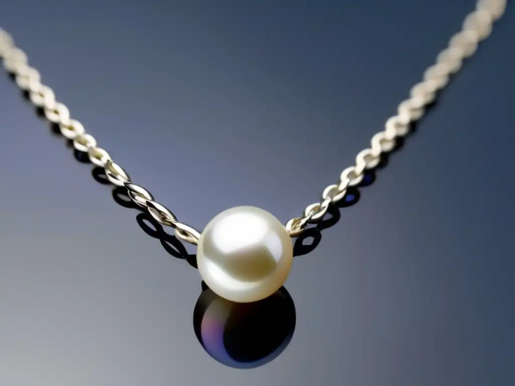 Un collar elegante y minimalista con cadena de plata pulida y colgante de perla