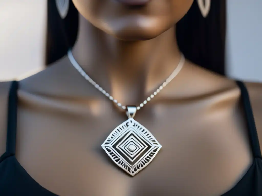 Joyería indígena en América, collar de plata con patrones geométricos inspirados en la cultura, en fondo blanco