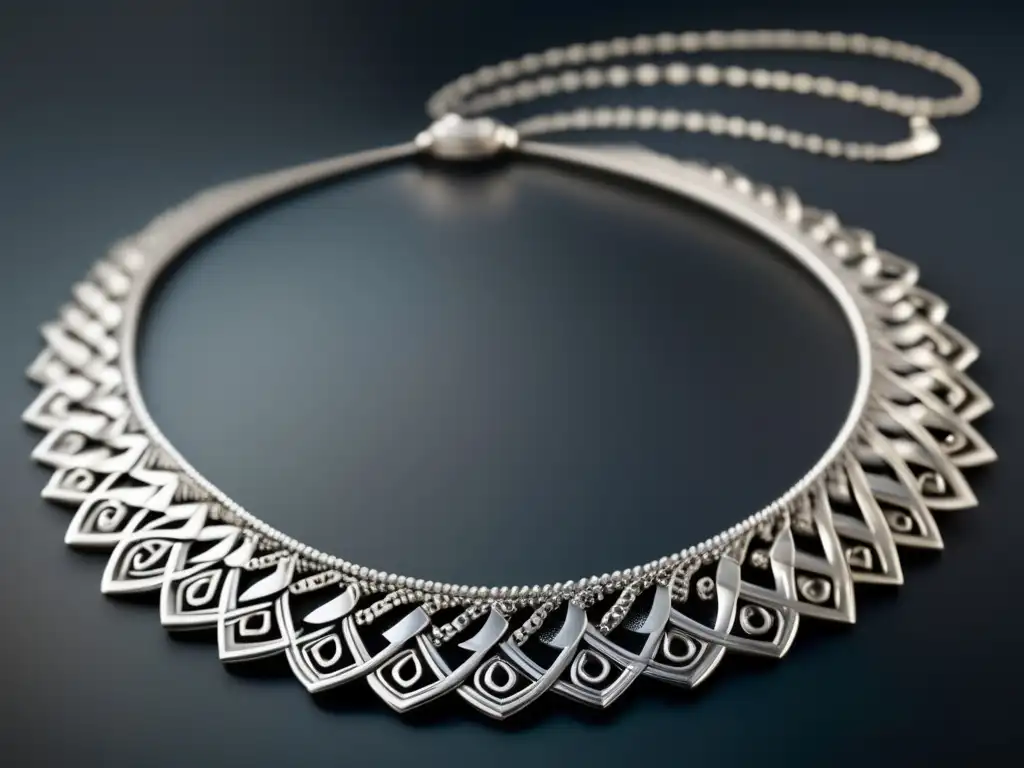 Joyería con plata: Evolución histórica de la exquisitez y artesanía en un collar de plata de lujo