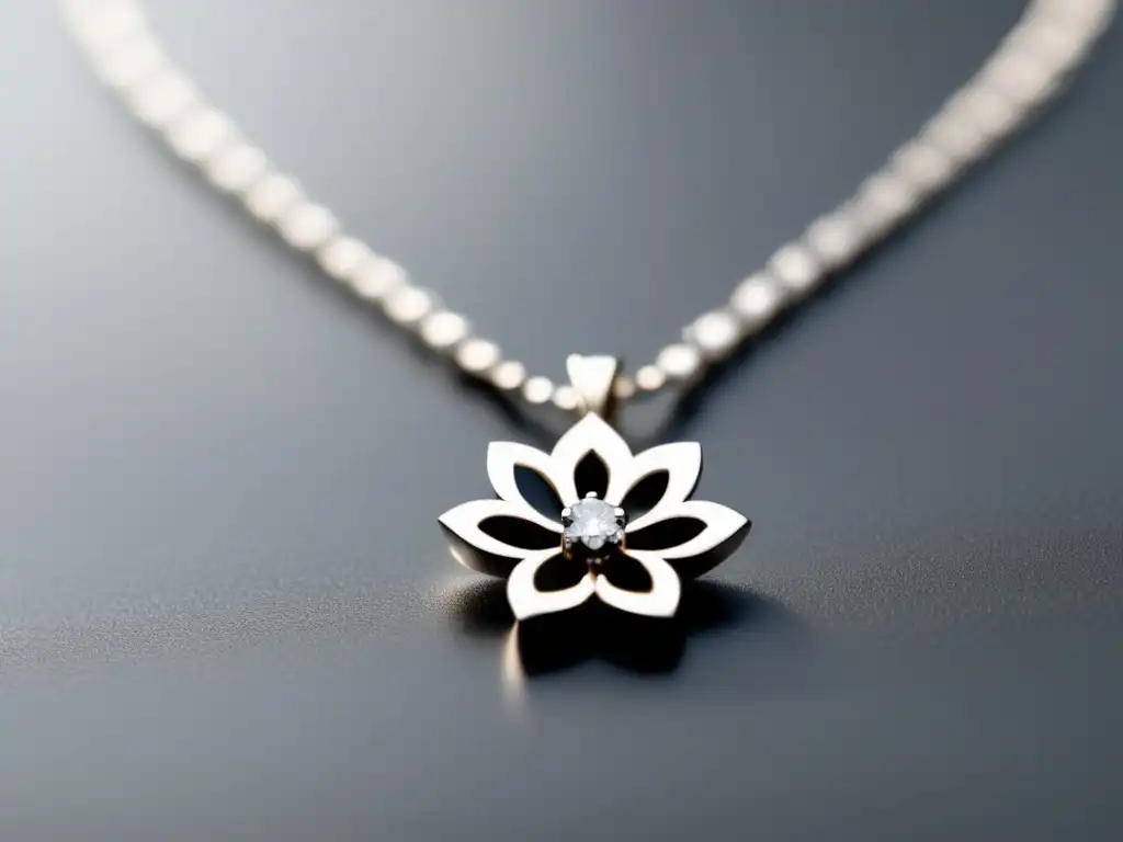 Evolución histórica de las joyas en rituales de fertilidad, collar de plata con colgante de flor y diamantes