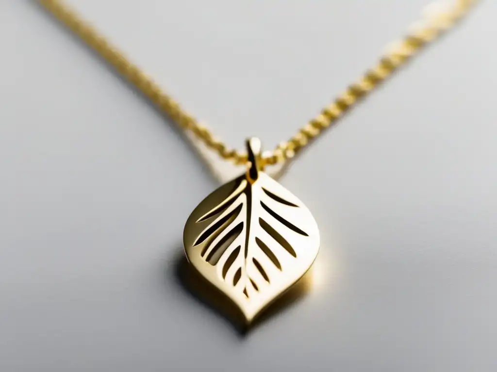 Joyería ética: historia y evolución - Collar dorado minimalista con colgante de hoja, hecho de materiales reciclados