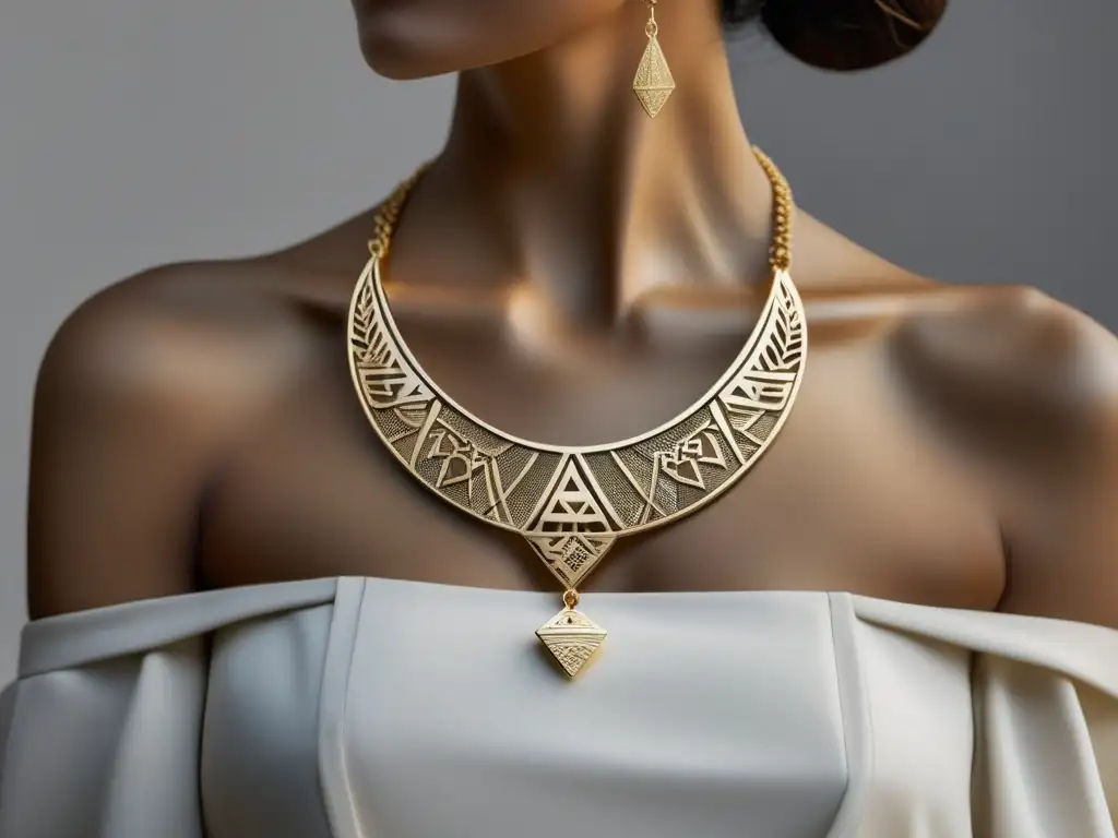 Collar de joyería moderna inspirado en Mesopotamia y Egipto, reflejando la historia de la joyería en Asia