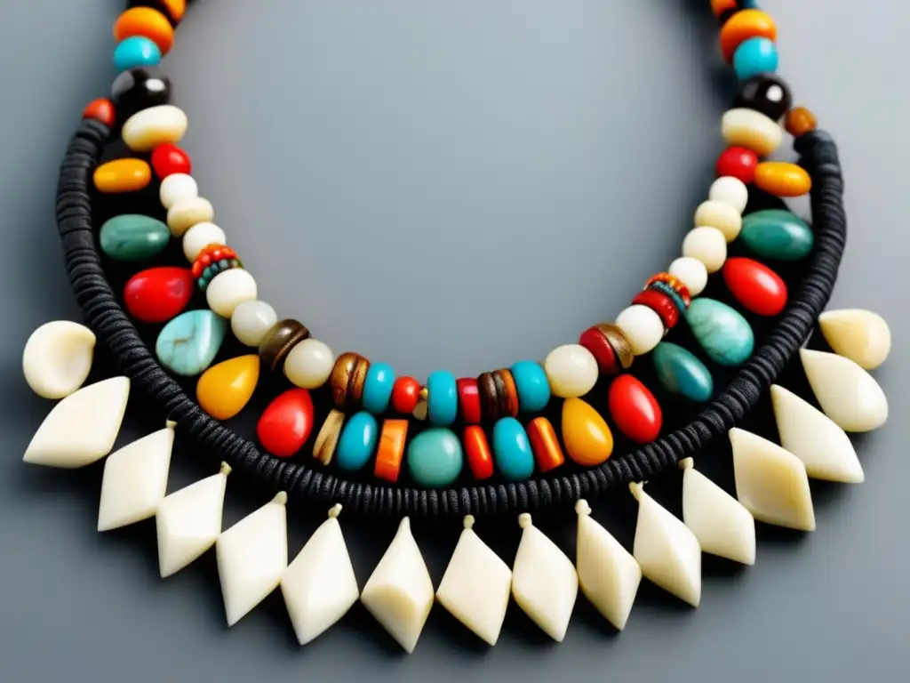 Joyería Inuit: historia y significado, collar intrincado de materiales naturales