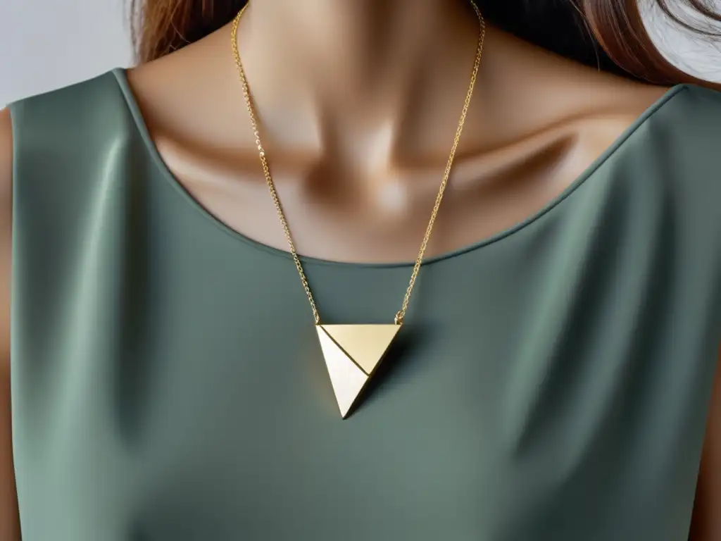 Influencia de la joyería de los 80: collar moderno, minimalista y geométrico en plata u oro, resaltando su elegancia y estilo contemporáneo