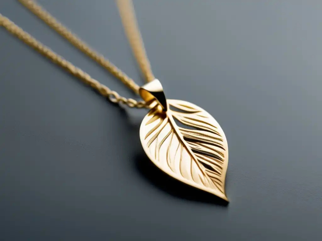 Collar dorado con diseño minimalista y colgante de hoja, reflejando la tendencia de la joyería inspirada en la naturaleza y la cultura contemporánea