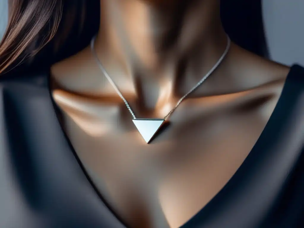 Tendencias minimalistas en joyería contemporánea: collar de plata pulida con forma geométrica y líneas limpias