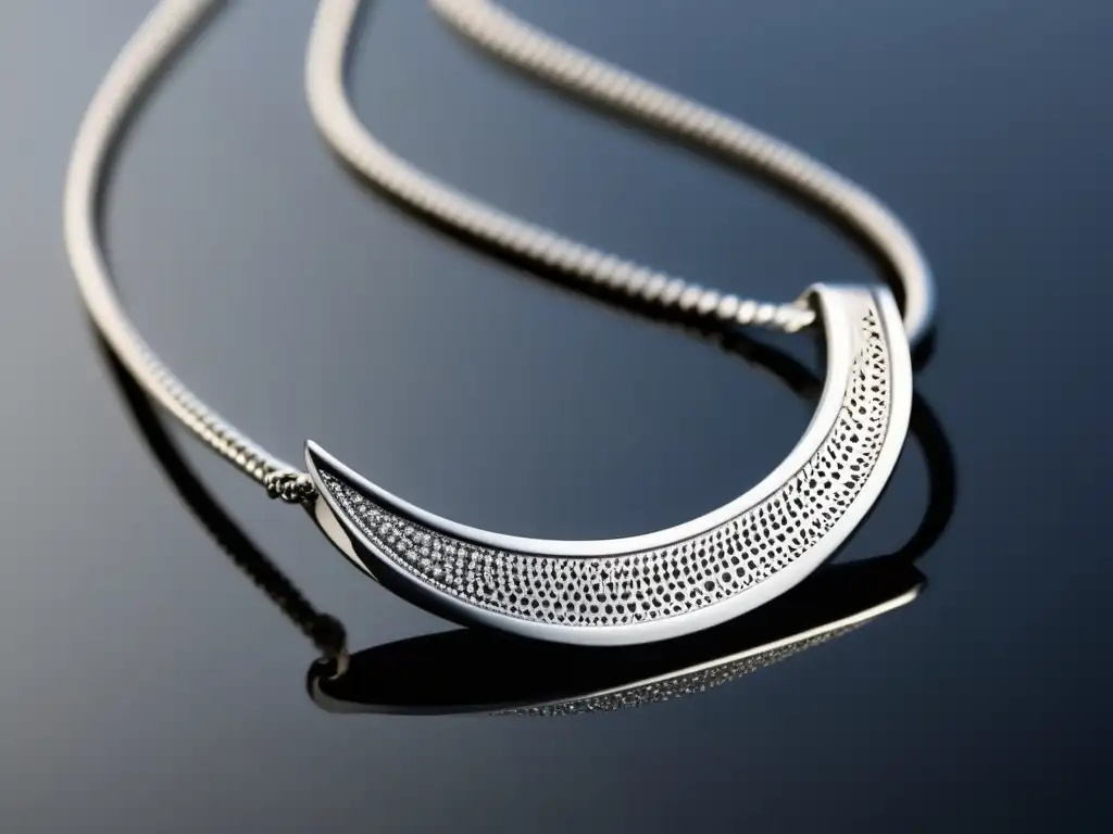 Influencia aborigen en joyería contemporánea: collar minimalista plateado con colgante en forma de bumerán y patrones de puntos grabados