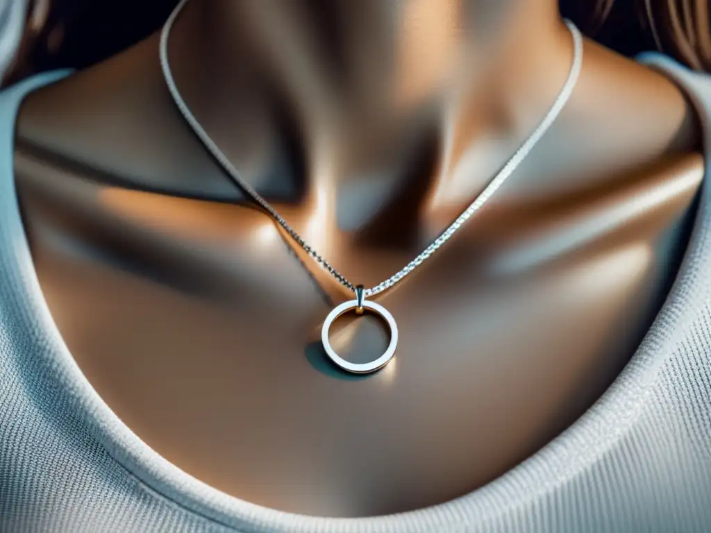 Tendencias minimalistas en joyería contemporánea, collar de plata con diseño geométrico elegante y pulido