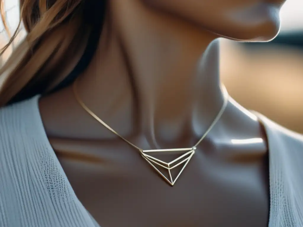 Joyería minimalista como tendencia: collar de oro o plata entrelazado con un elegante colgante geométrico inspirado en la joyería renacentista