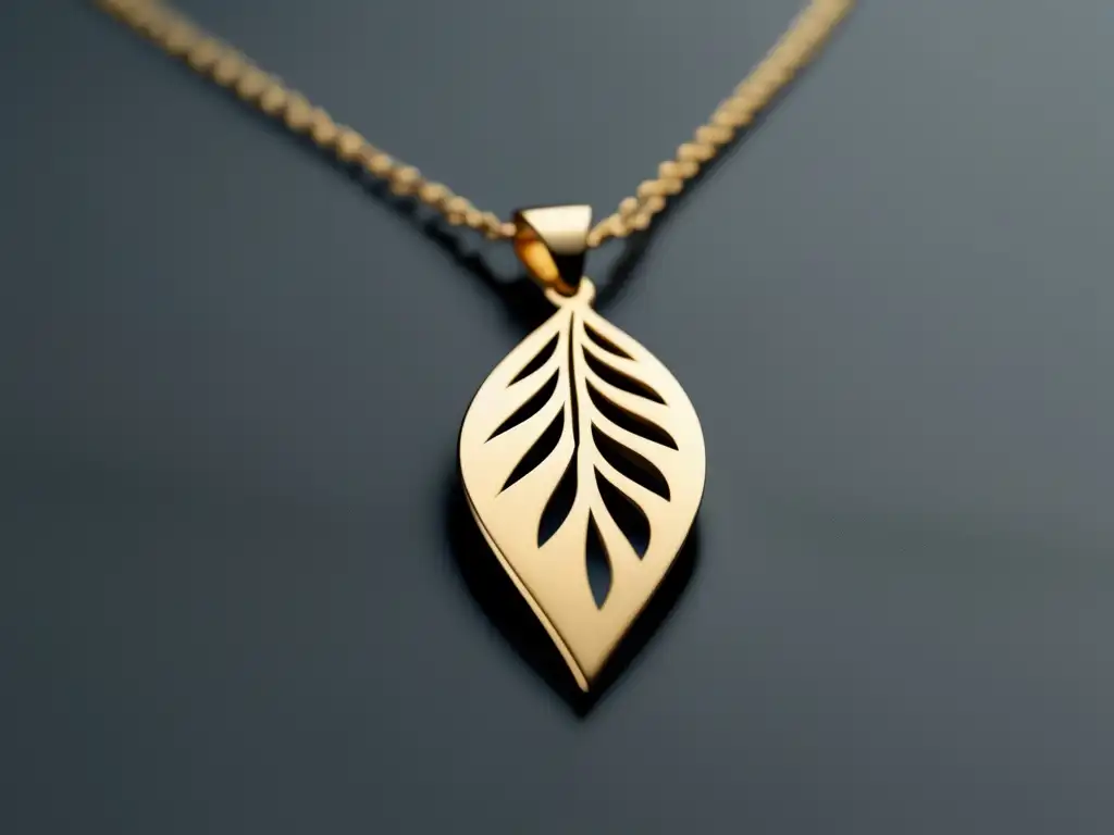 Evolución joyería contemporánea: Collar minimalista en plata y oro, diseño geométrico con forma de hoja