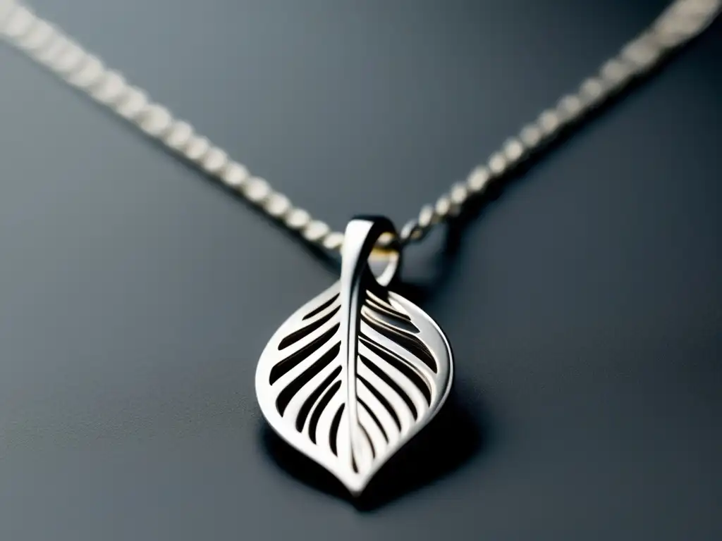 Tendencias diseño joyas contemporáneo: collar minimalista plata con colgante de hoja suspendido