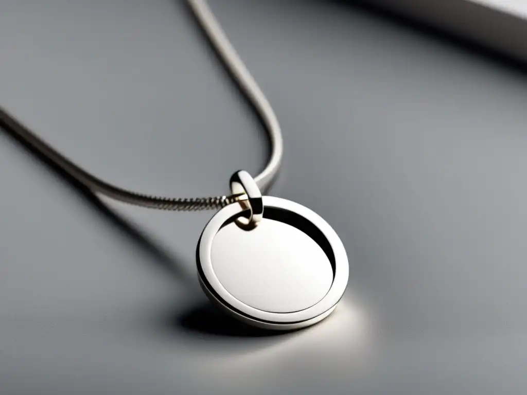 Historia y evolución de la joyería contemporánea: Collar moderno de líneas limpias y formas geométricas en plata