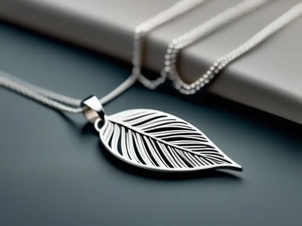 Collar plata ecológica, diseño minimalista con colgante hoja - Ventajas de la plata ecológica