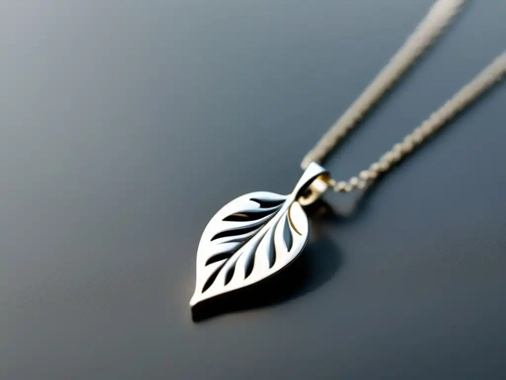 Collar de plata ecológica con diseño minimalista y colgante en forma de hoja - Ventajas de la plata ecológica