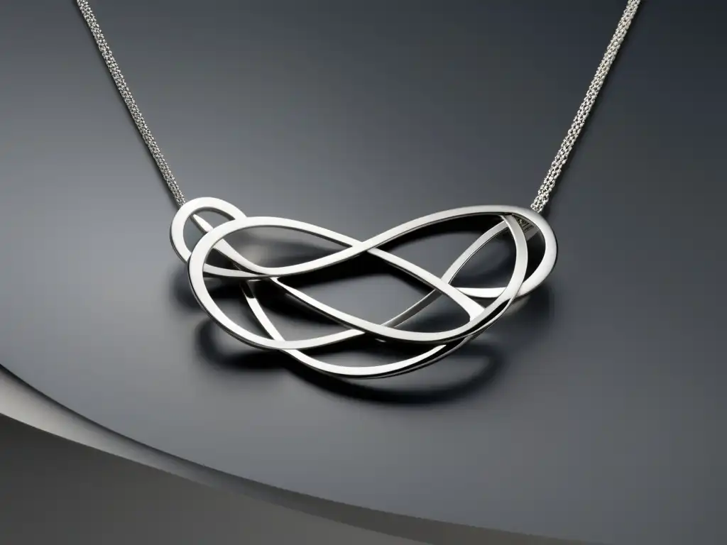 Evolución joyería contemporánea: collar plata minimalista, elegante, reflejo moderno, diseño intrincado, fondo gris