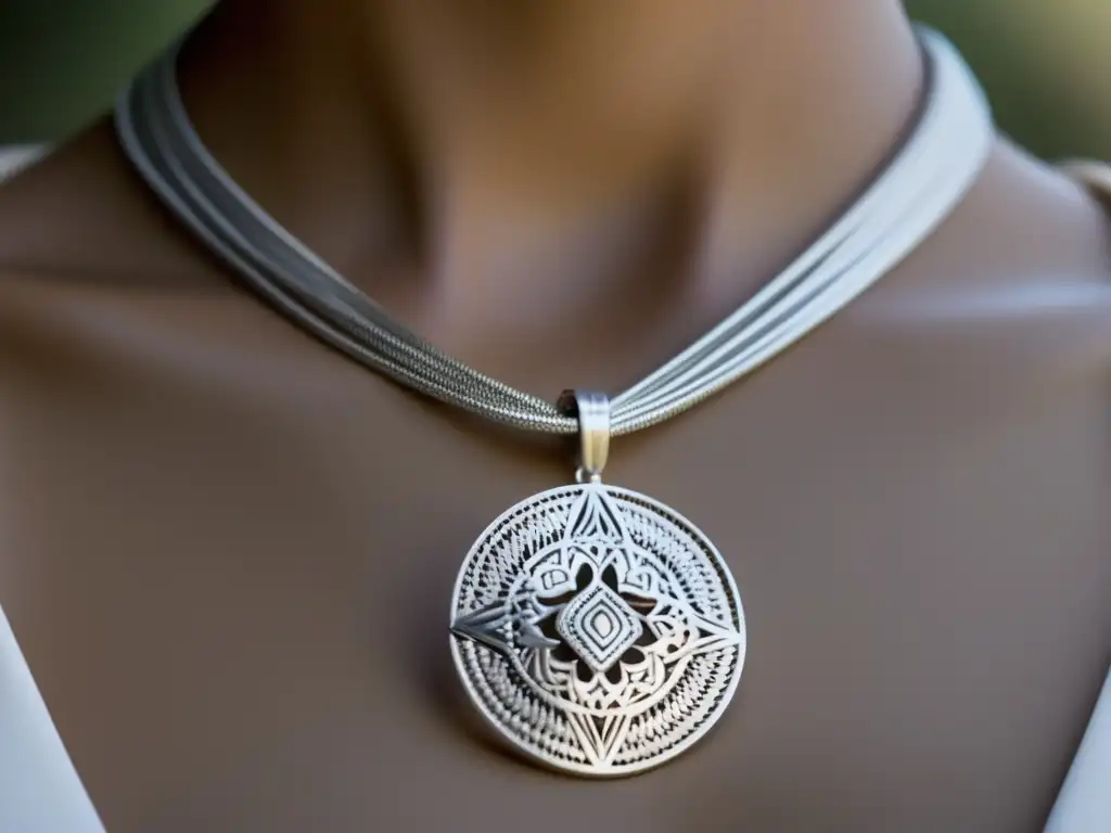 Collar plata minimalista inspirado en la orfebrería gaucho en la Pampa argentina