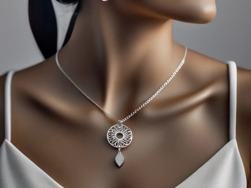 Sostenibilidad en la joyería: Diseño elegante y sostenible con collar de plata y encantos naturales