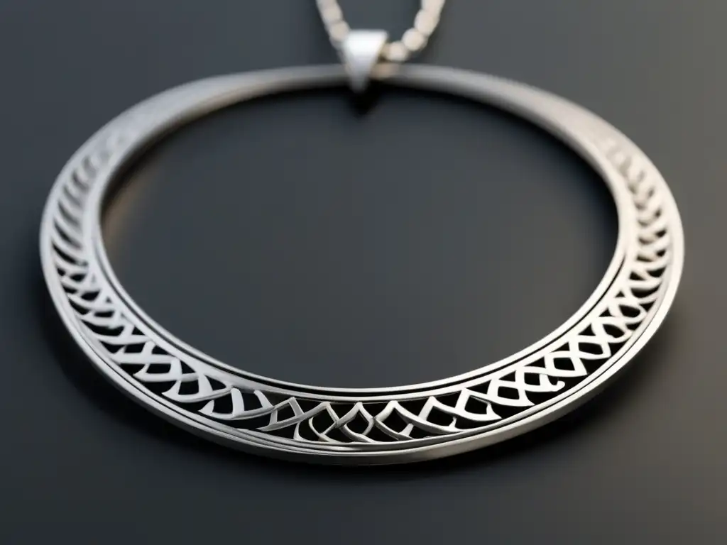 Historia joyería romana: collar plata minimalista con motivos romanos, elegante y atemporal