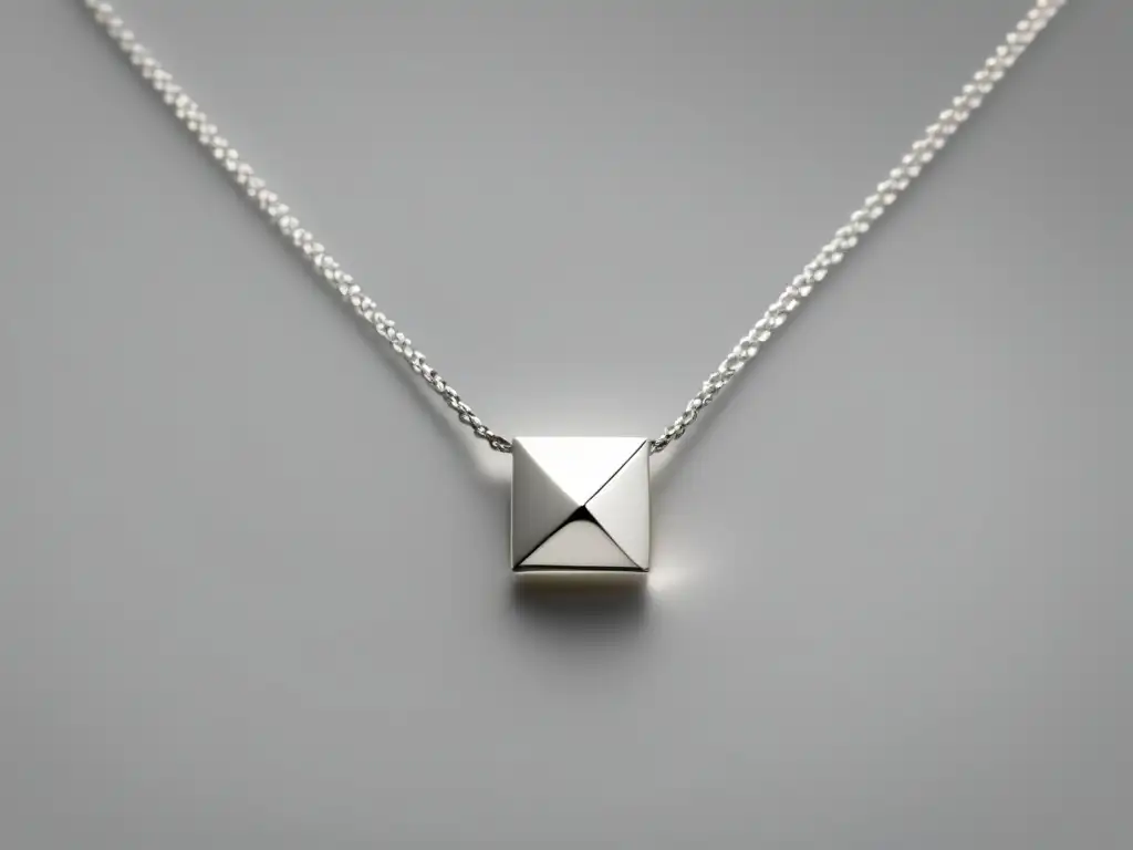 Evolución joyas minimalistas: collar plata minimalista con colgante geométrico perfectamente pulido