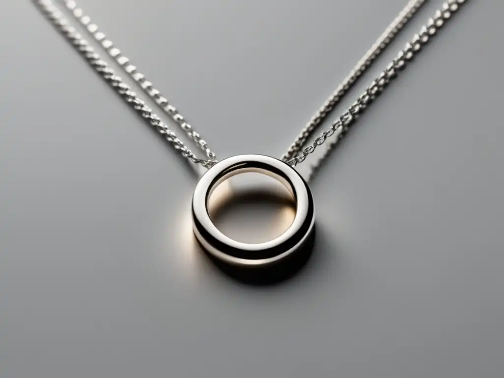 Tendencias minimalistas en joyería contemporánea: collar plateado con colgante geométrico simple y elegante