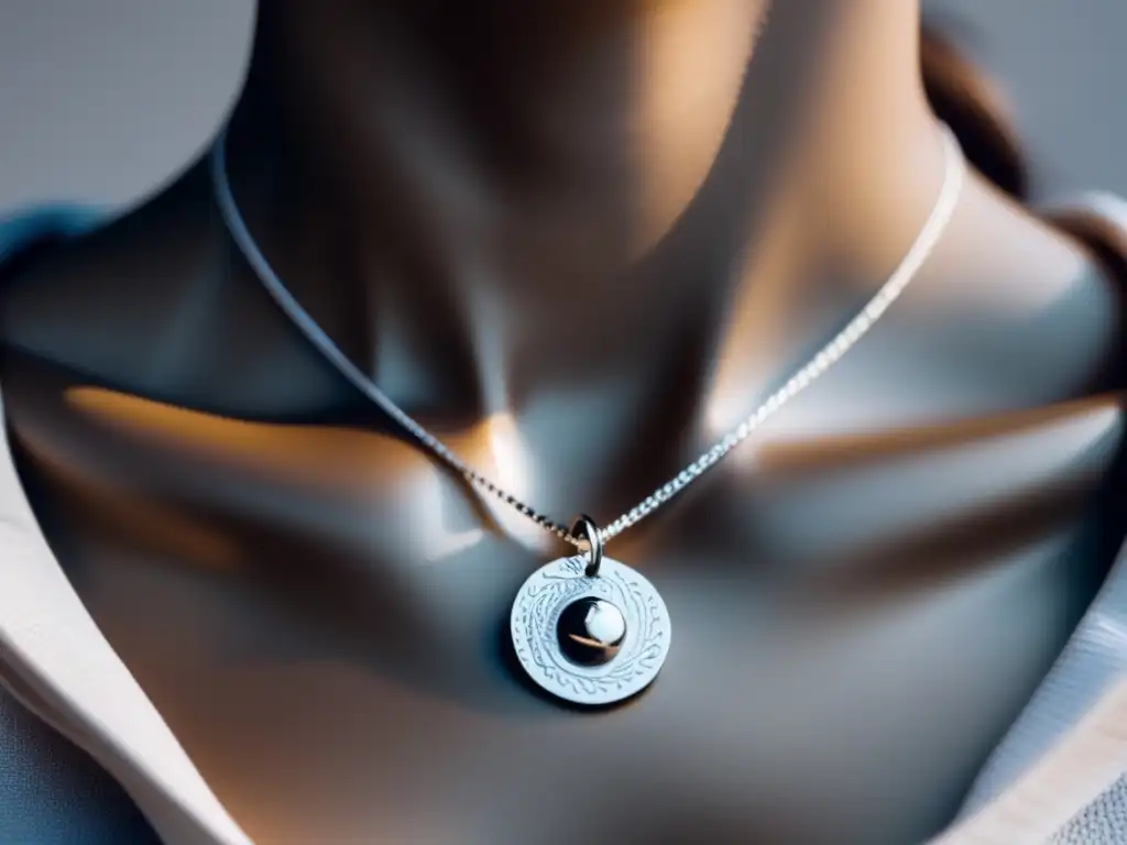 Joyería inspirada en planetas: Collar plateado minimalista con colgante grabado de Venus