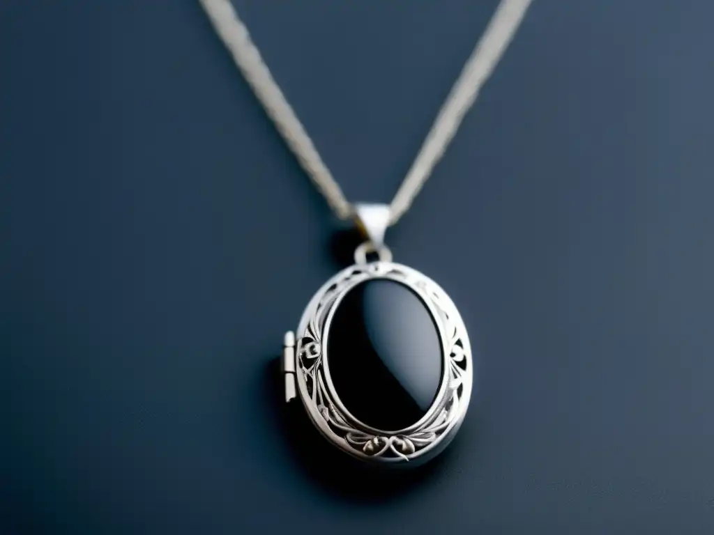 Joya de duelo en la Sociedad Victoriana: Locket onyx negro con cadena plateada y detalle de cerradura