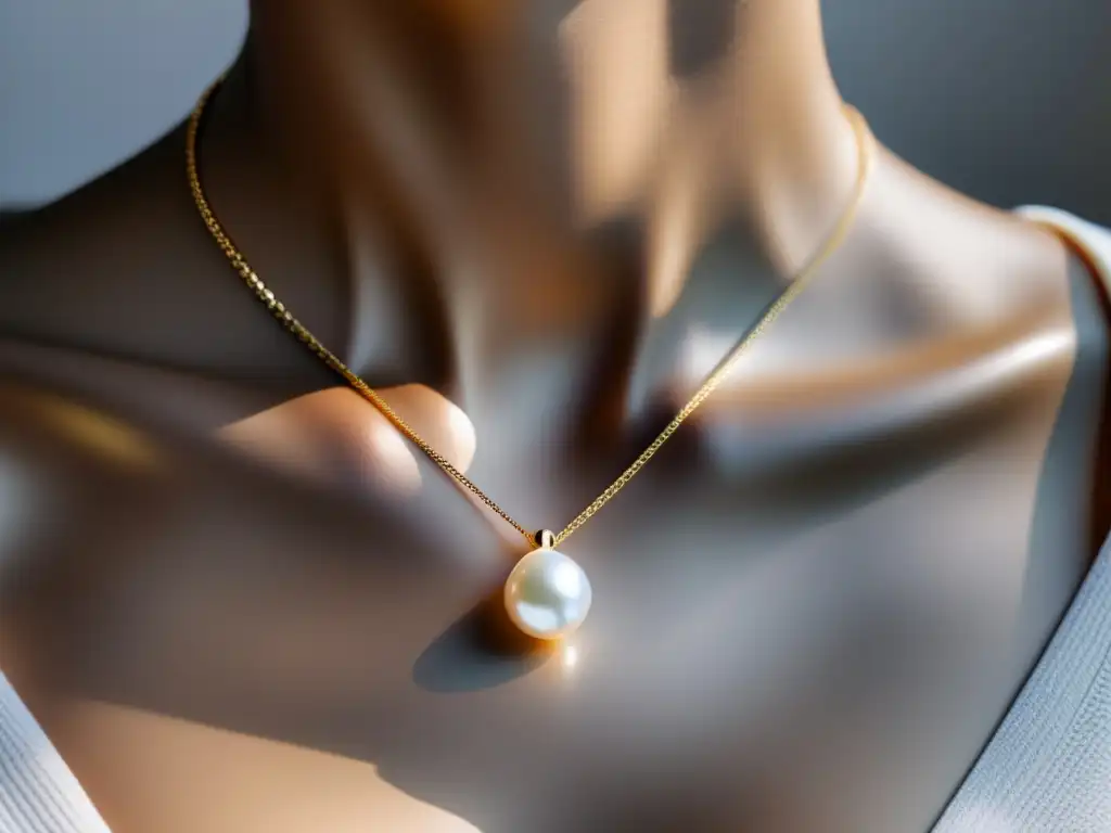 Tendencias joyería 2022: Collar moderno con perla central, elegante cadena dorada y diseño minimalista