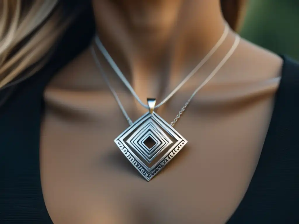 Joyería peruana: colgante plata minimalista inspirado en diseños precolombinos