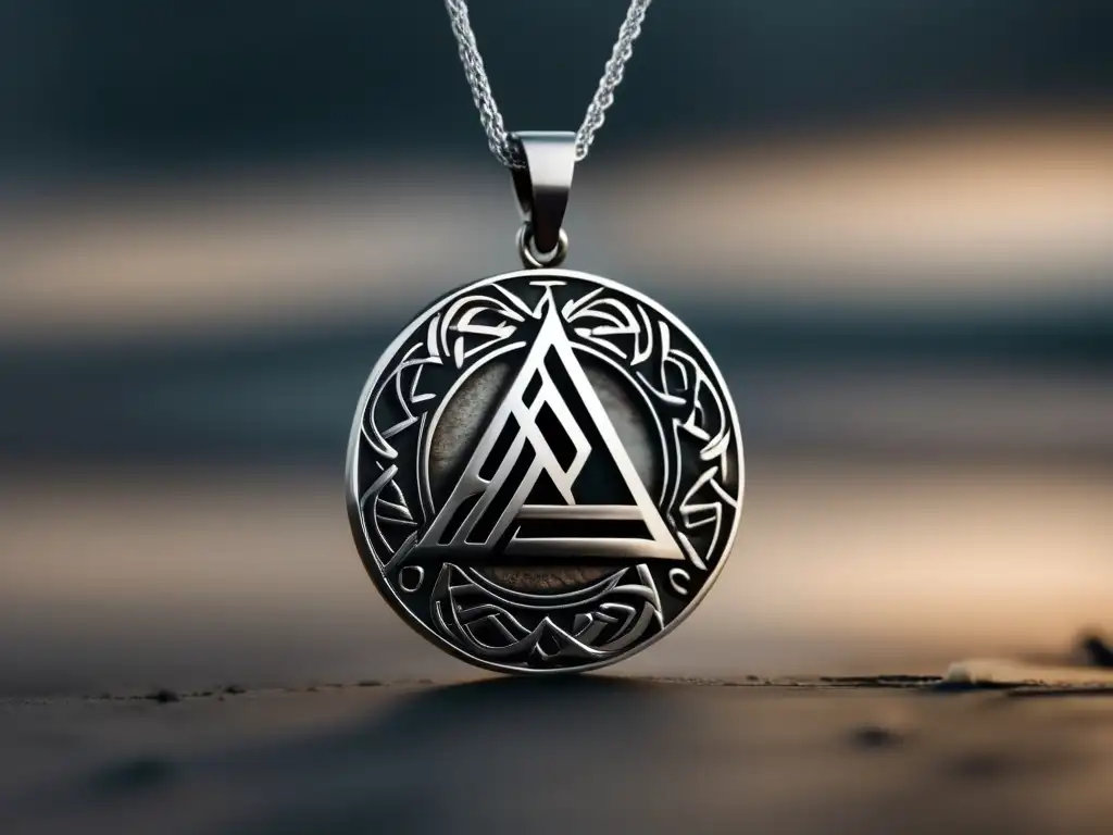 Talismán Vikingo de diseño moderno y minimalista, con símbolos vikingos como Mjölnir y un valknut, en cadena de plata